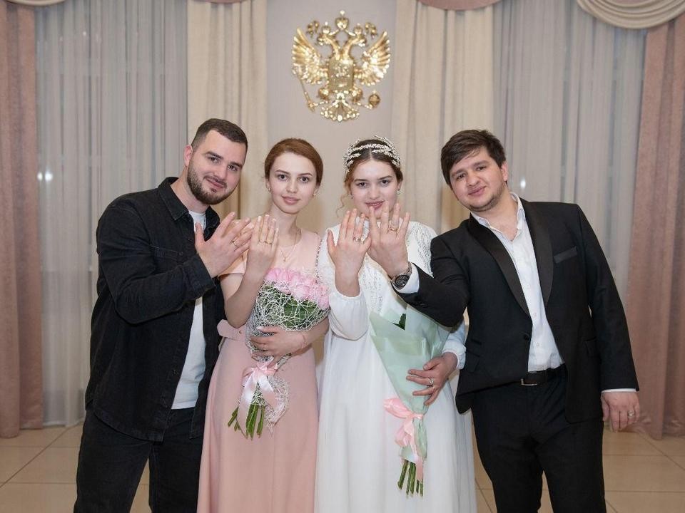 Две сестры сыграли свадьбы в Лобне в один день