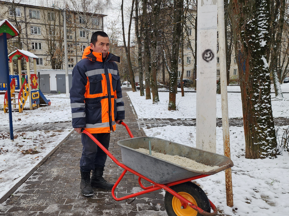 Дворы на четырех улицах Фрязина обработают противогололедными материалами