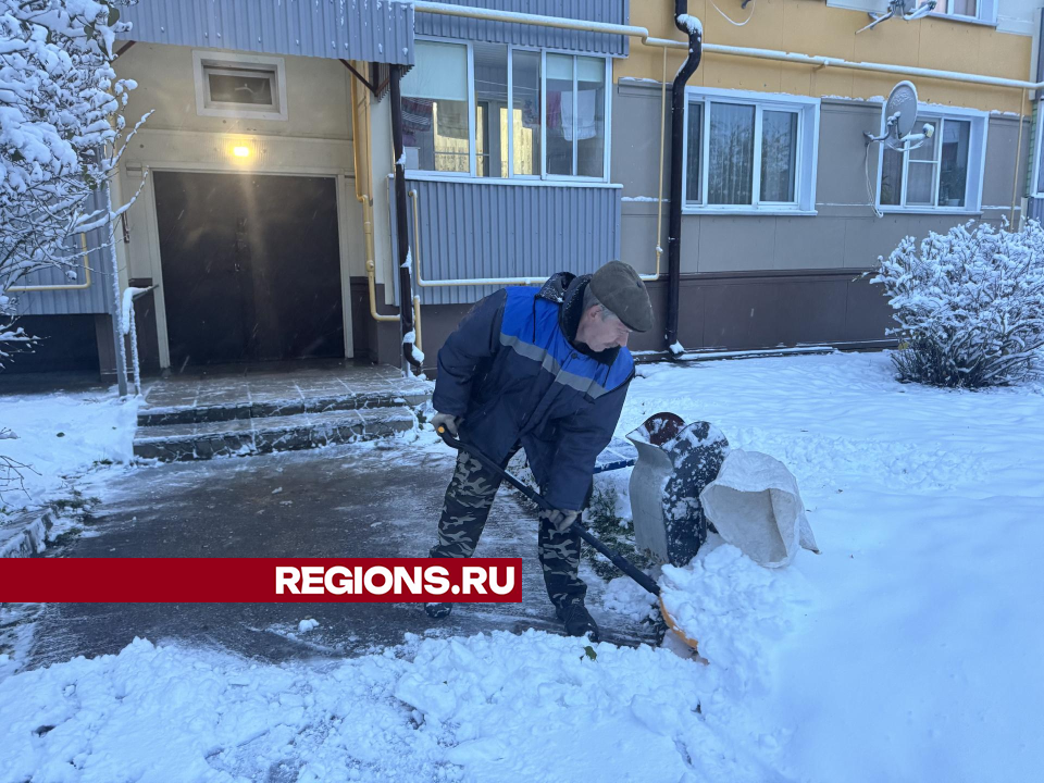 Коммунальные службы очищают Шаховскую от первого снега