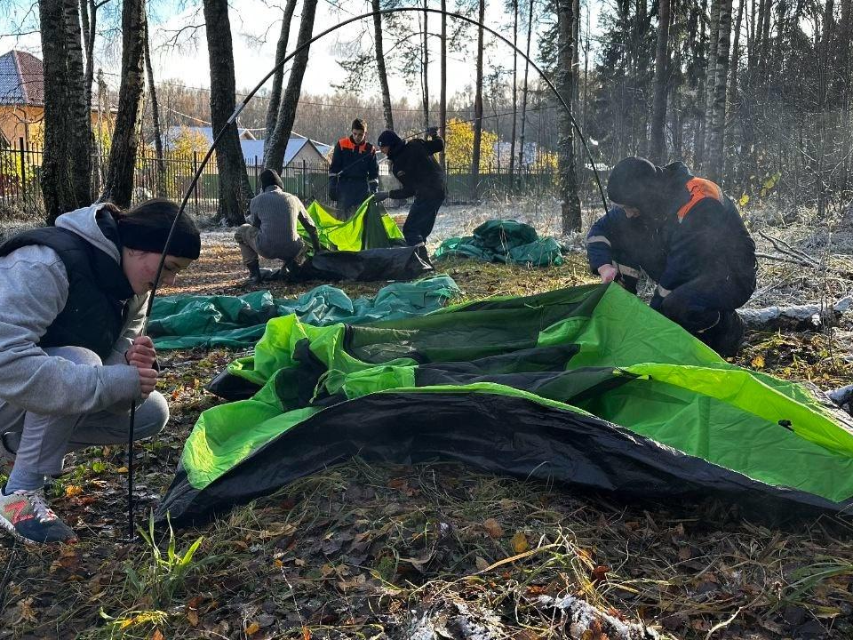 Студенты-спасатели научили школьников из Дмитрова выживать в лесу и спасать раненых