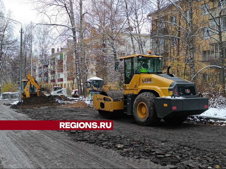 Парковку возле дома 6 на улице Мирной в Лобне закончат строить в течение недели