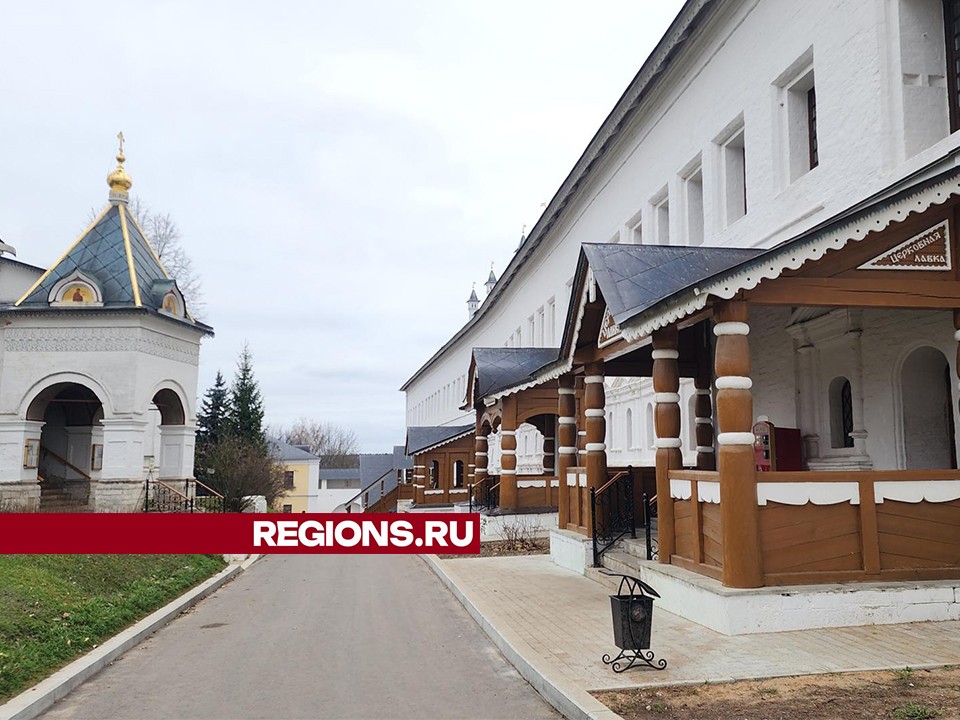 Детскую площадку обновляют возле Саввино-Сторожевского монастыря в Звенигороде