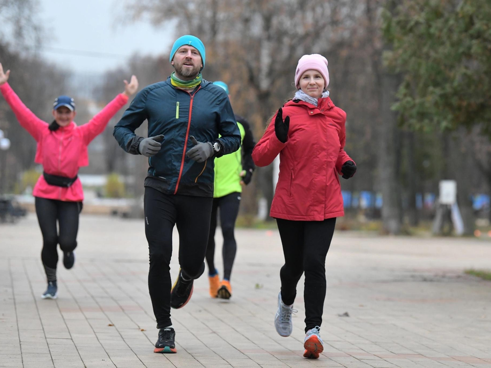 Чемпион России по марафонскому бегу вместе с жителями Люберец тренируется в парке