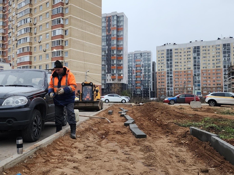 В Восточном микрорайоне Звенигорода прокладывают тротуары