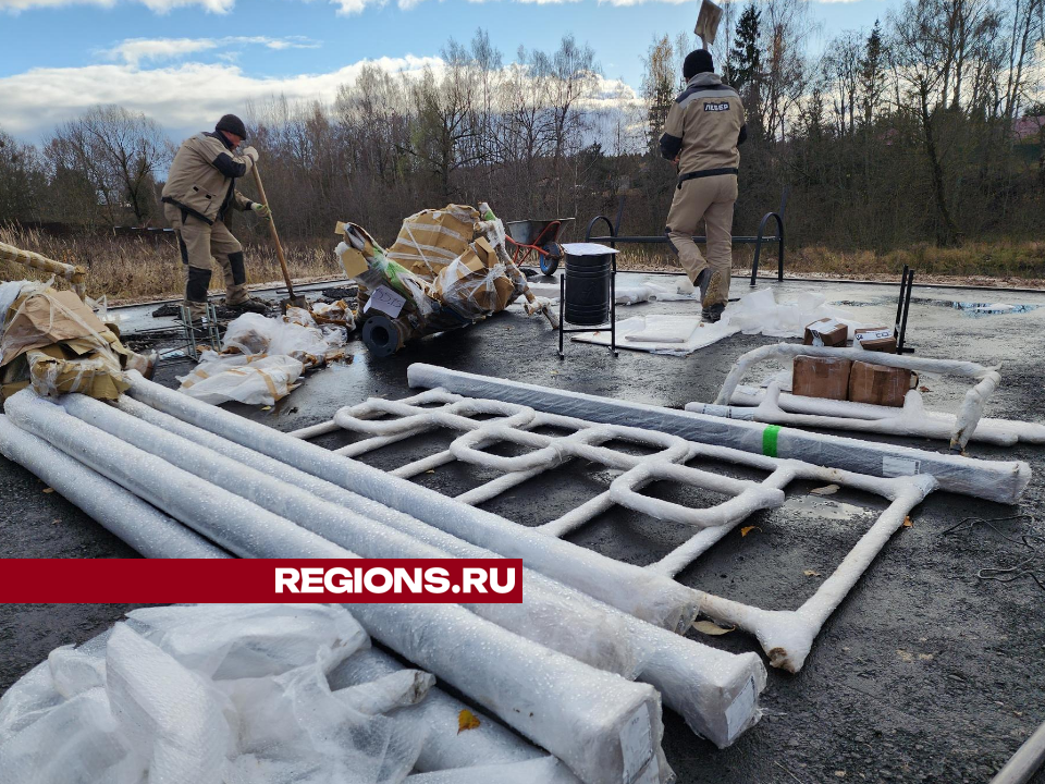 На универсальной спортплощадке в деревне Лызлово начали устанавливать тренажеры