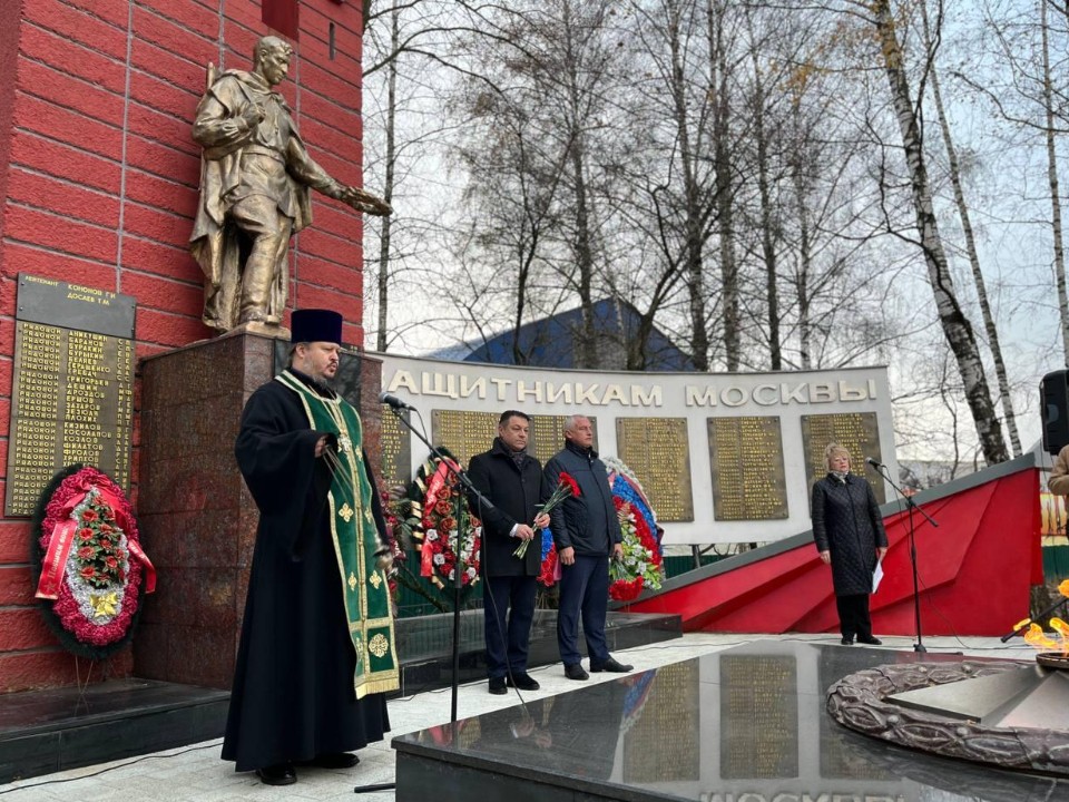 В Лобне открыли после реконструкции мемориальный комплекс «Вечный огонь» на Красной Поляне