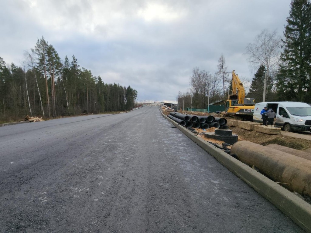 На путепроводе в Аникеевке обустраивают мостовое полотно и строят подъездные дороги