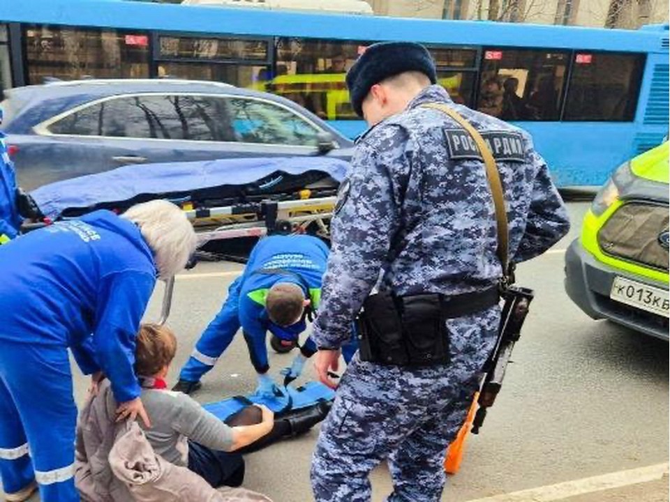 Росгвардейцы Одинцова помогли женщине, лежавшей на дороге в потоке машин