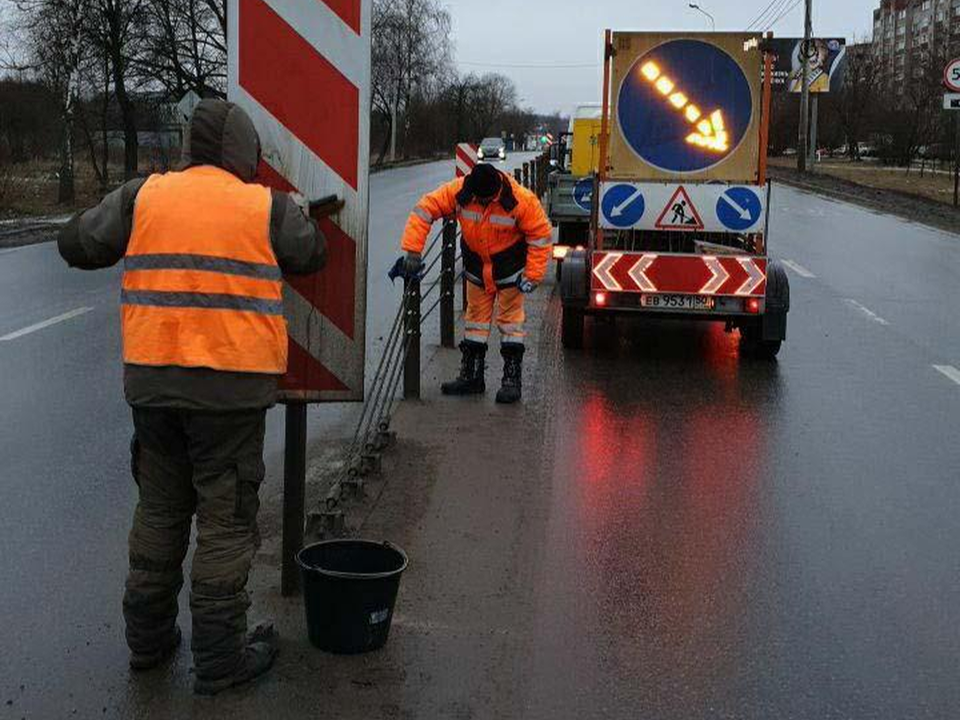 На нескольких улицах Подольска отремонтировали знаки и системы освещения