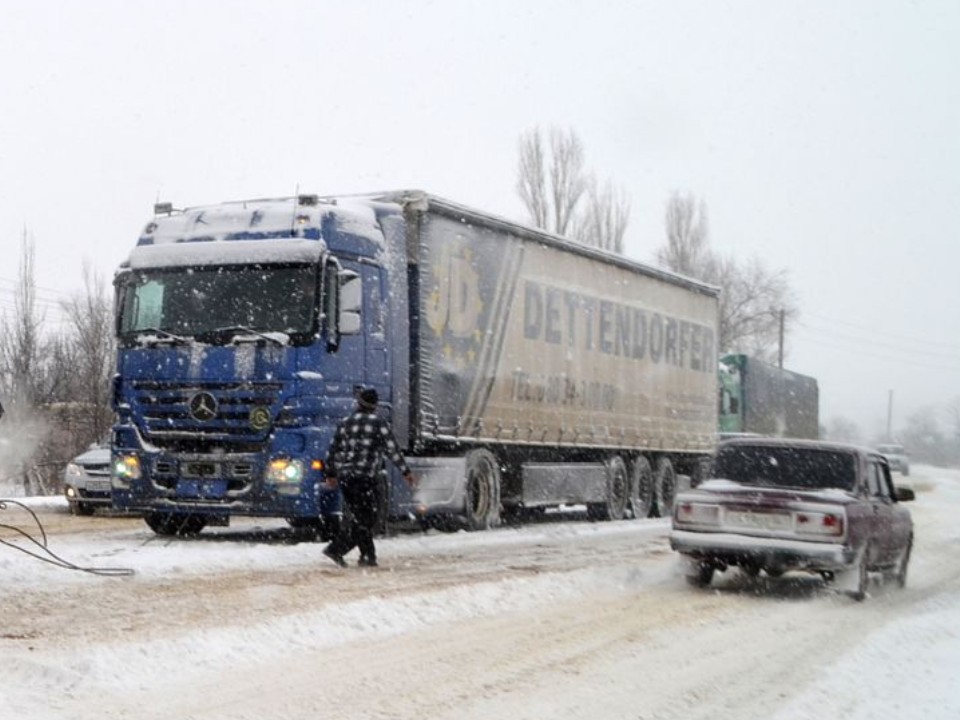 Фура перекрыла дорогу на трассе М-11 в районе Клина