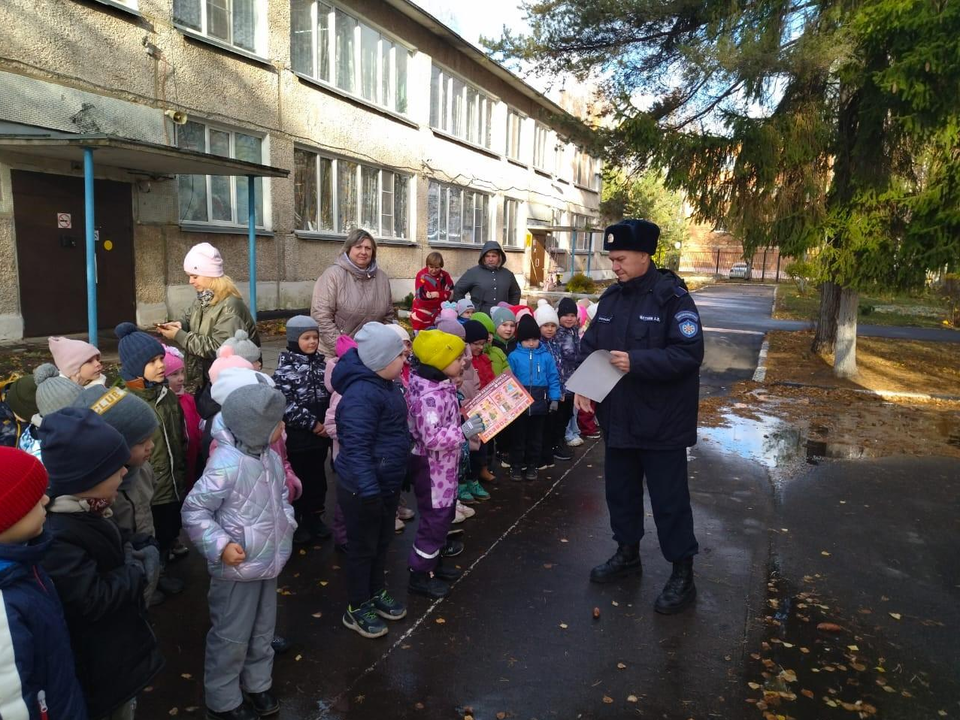 Спасатели впечатлили дошкольников спецтехникой и экипировкой