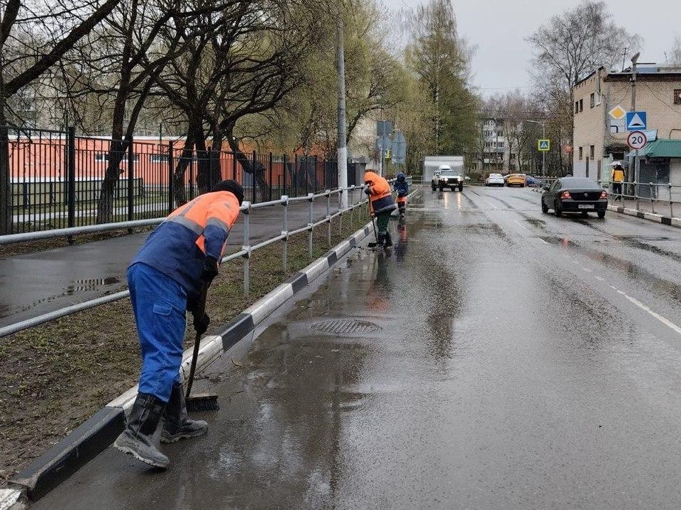 Коммунальные службы вывозят мусор с Центральной улицы в Долгопрудном