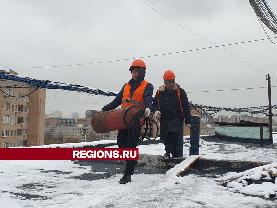 Крыши двух домов в центре Мытищ ремонтируют после протечки