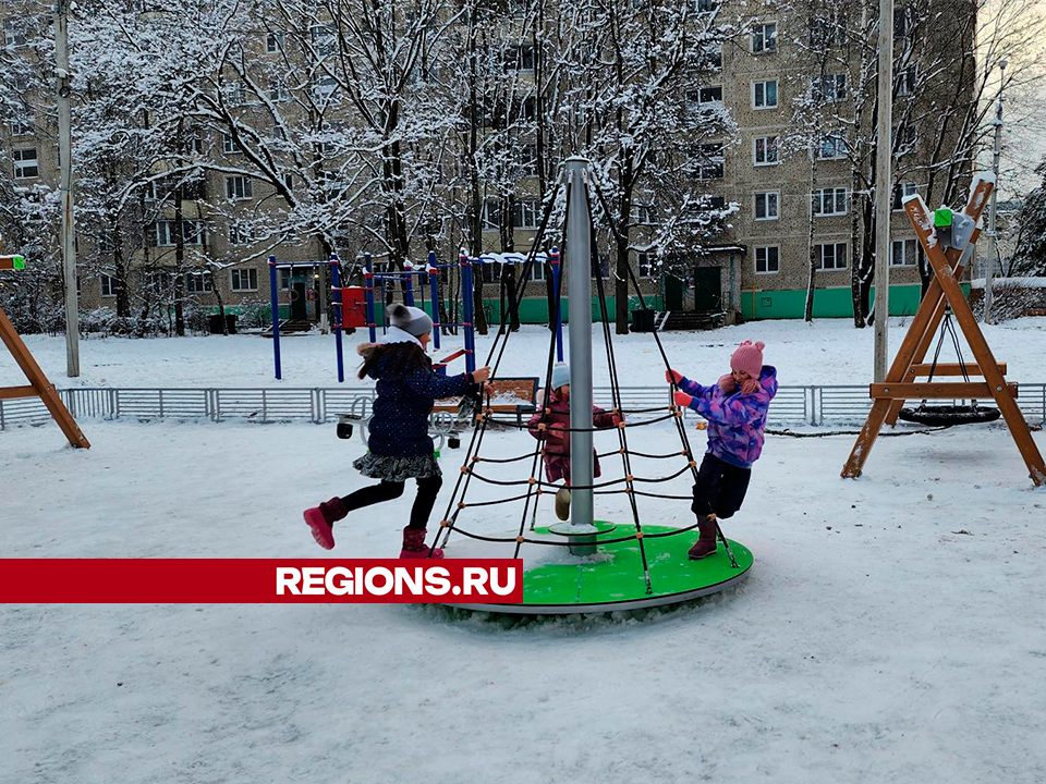 Коммунальщики привели в порядок новую детскую площадку в Рекинцо