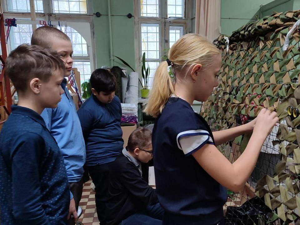 Электростальских школьников научили плести маскировочные сети для российских бойцов