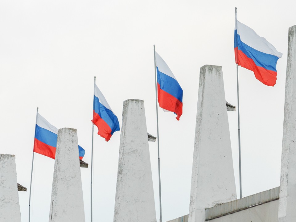 Истрепавшиеся от ветра флаги в Красноармейске заменят на новые в ближайшее время