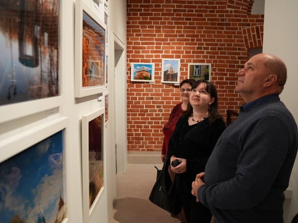 Осенние пейзажи и фото моментов городской жизни представлены в «Каретном сарае»