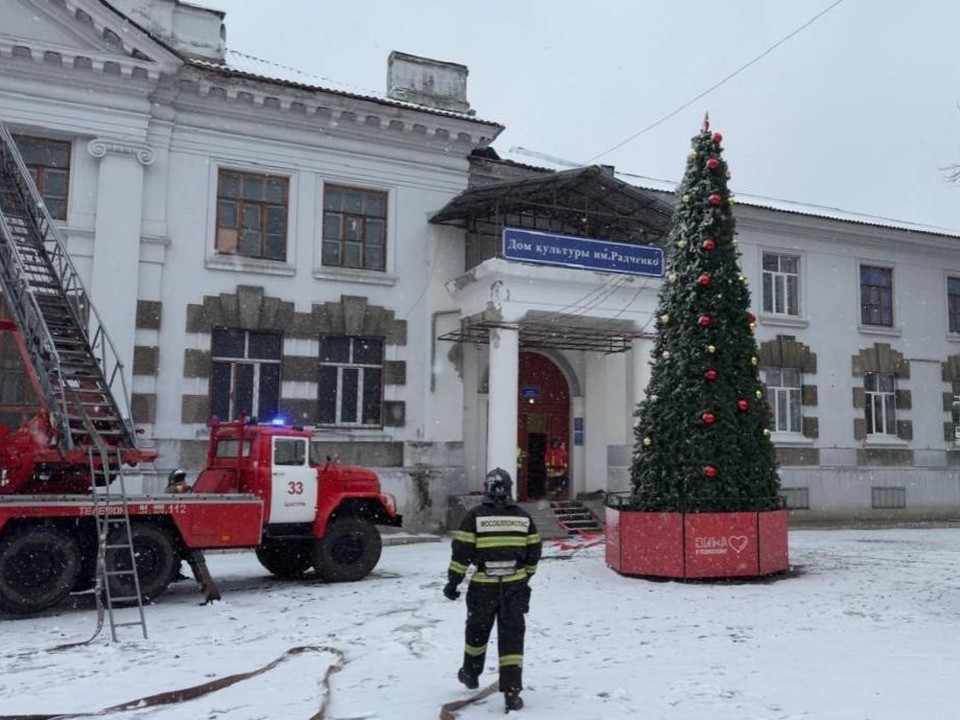 Спасатели ликвидировали условный пожар на сцене ДК им. Радченко