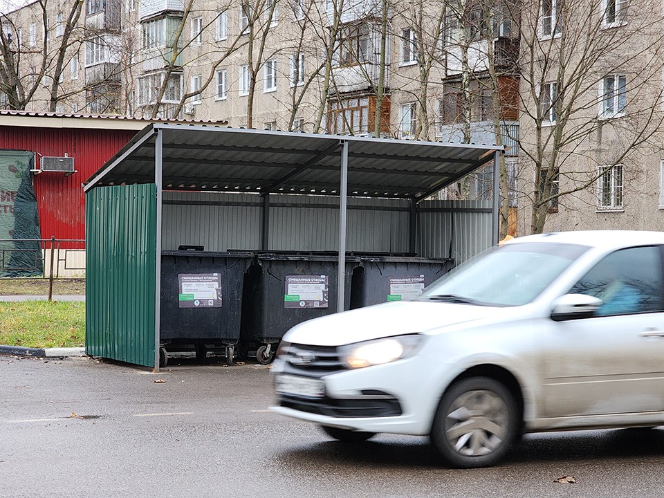 Автохамы заблокировали мусоровозам доступ к контейнерной площадке в Клину