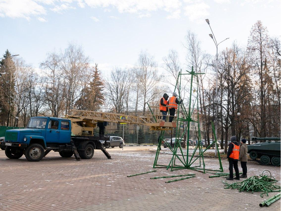 На главной площади Лыткарина начали установку новогодней ели