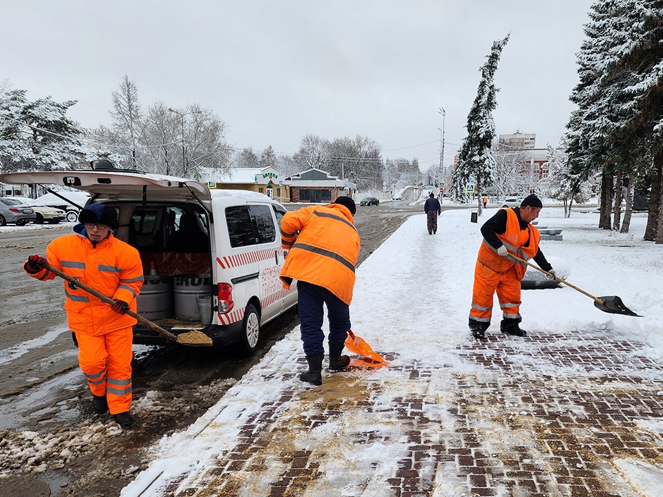 Коммунальщики Волоколамска обработали улицы смесями от гололеда