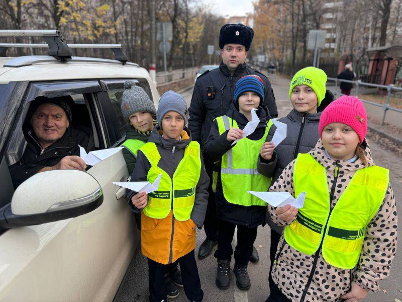 Жуковские школьники вспомнили жертв ДТП и подарили водителям бумажных голубей