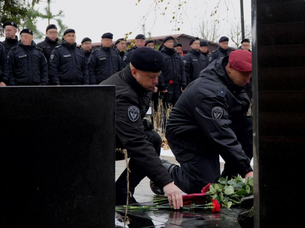 Росгвардейцы и бойцы ОМОН в Сергиевом Посаде возложили цветы в память о погибших в бою