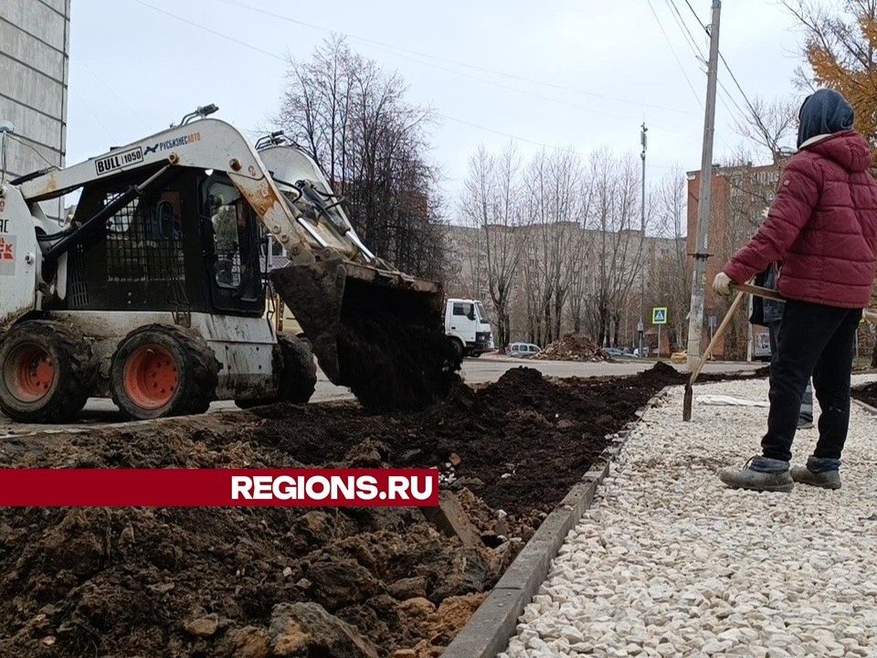 Для обновления зоны отдыха в лобненский сквер завезли свежий грунт