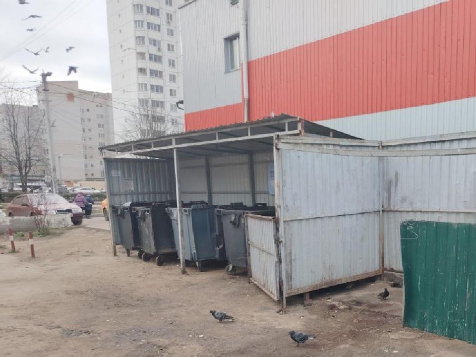 Мусор на контейнерной площадке по улице Победы мешает проезду автомобилей