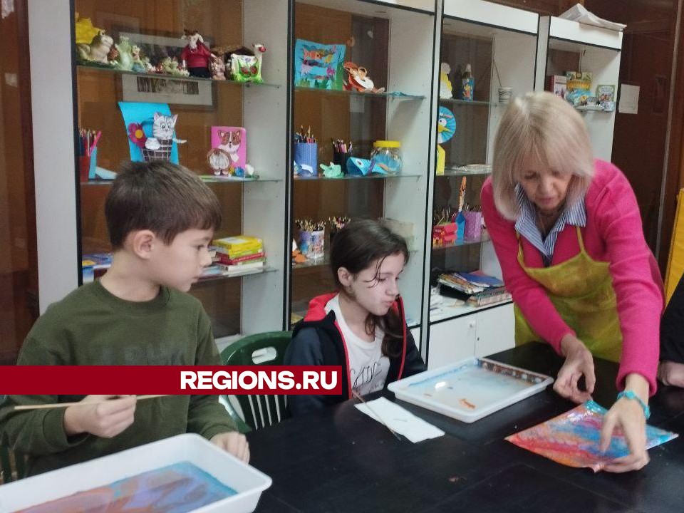 Рисунки на воде создали на мастер-классе эвакуированные из Курской области дети