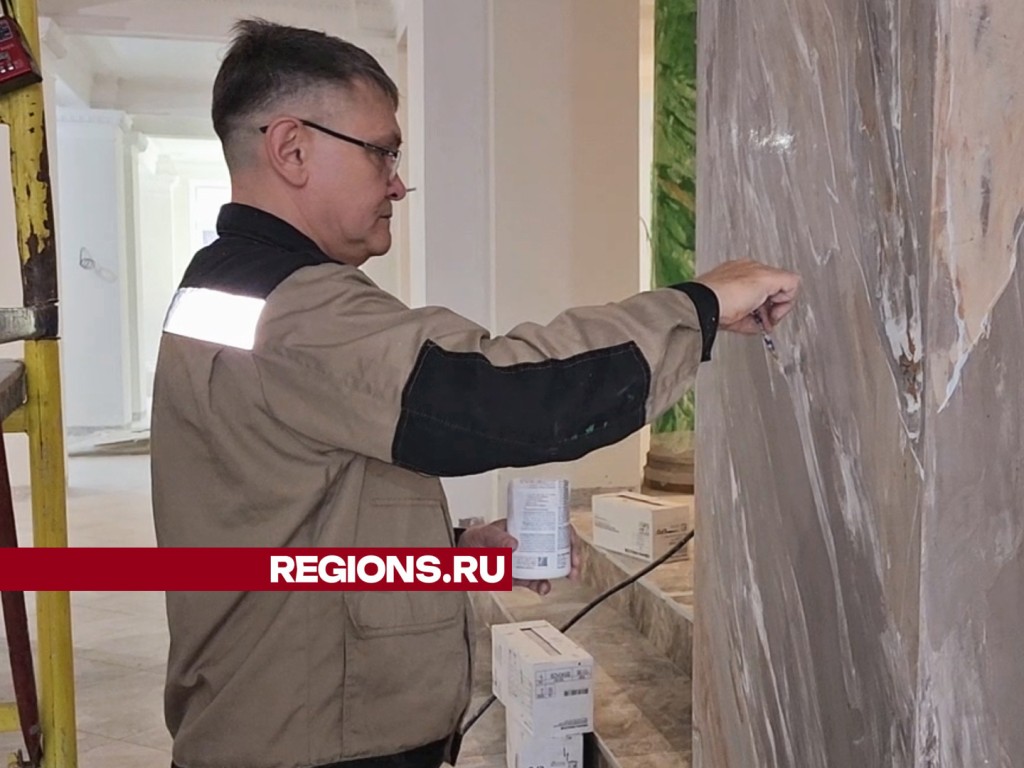 Венецианской штукатуркой покрыли колонны в залах Дворца культуры Ступина