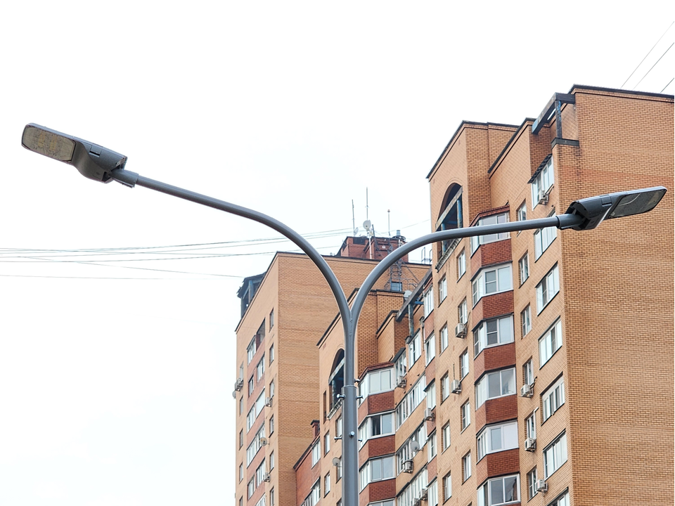 На Лазуринском бульваре в Дзержинском после замены освещения стало светло и безопасно