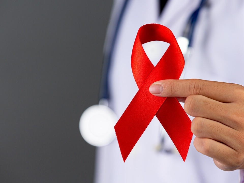 Неизлечим до сих пор: нарколог назвал факторы риска развития СПИДа