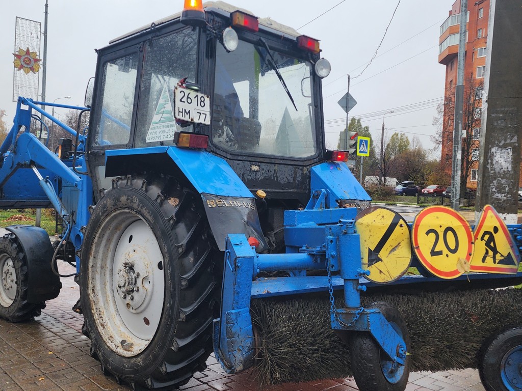 В Воскресенске очищают дороги от грязи и убирают листву