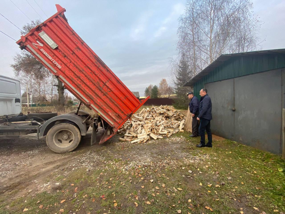 Семьям бойцов СВО в Шаховской помогли запастись дровами на зиму