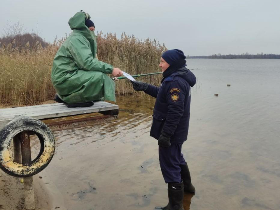 Спасатели в Шатуре поговорили с рыбаками и напомнили им о безопасности на воде