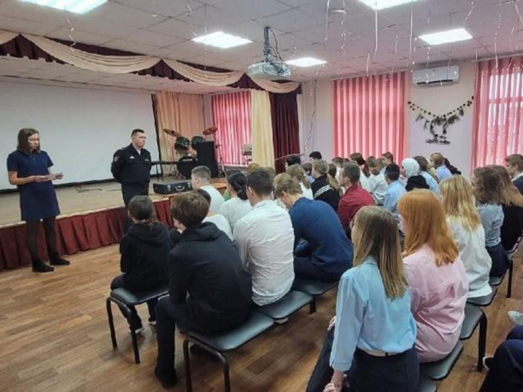 Талдомские школьники научились снимать отпечатки пальцев и разговаривать с незнакомцами