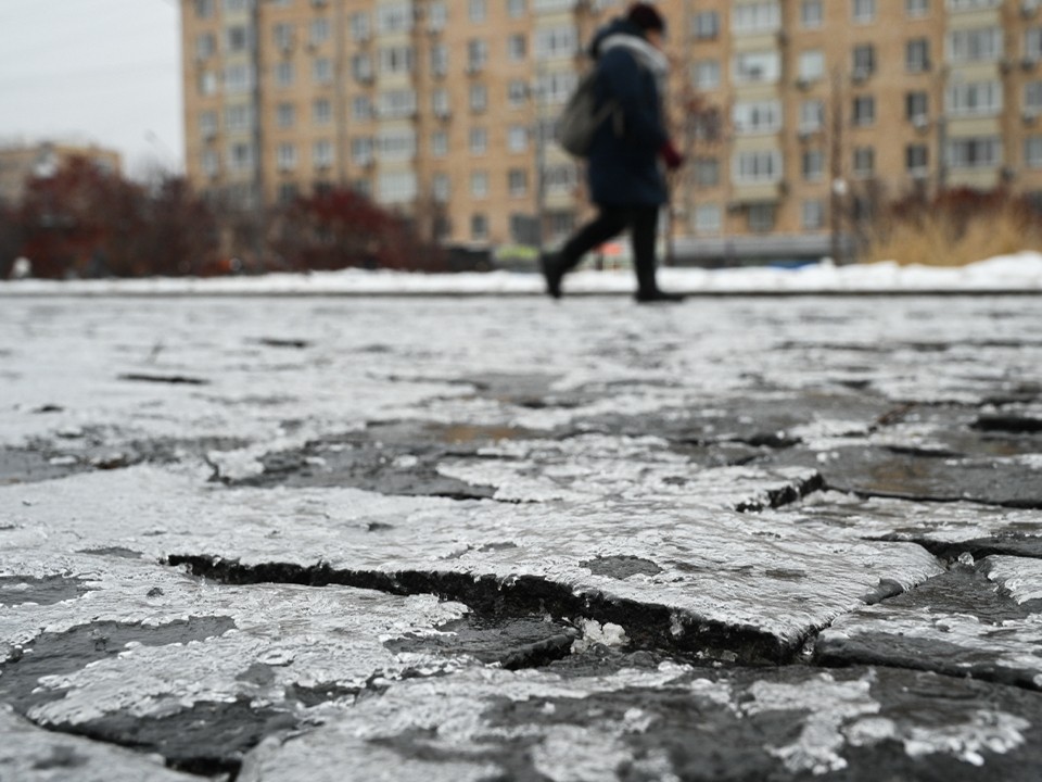 В Кубинке девочка поскользнулась на тротуаре и выбила себе передние зубы