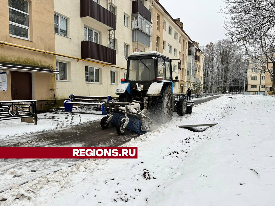 В Восходе коммунальные службы оперативно убирают последствия снегопада