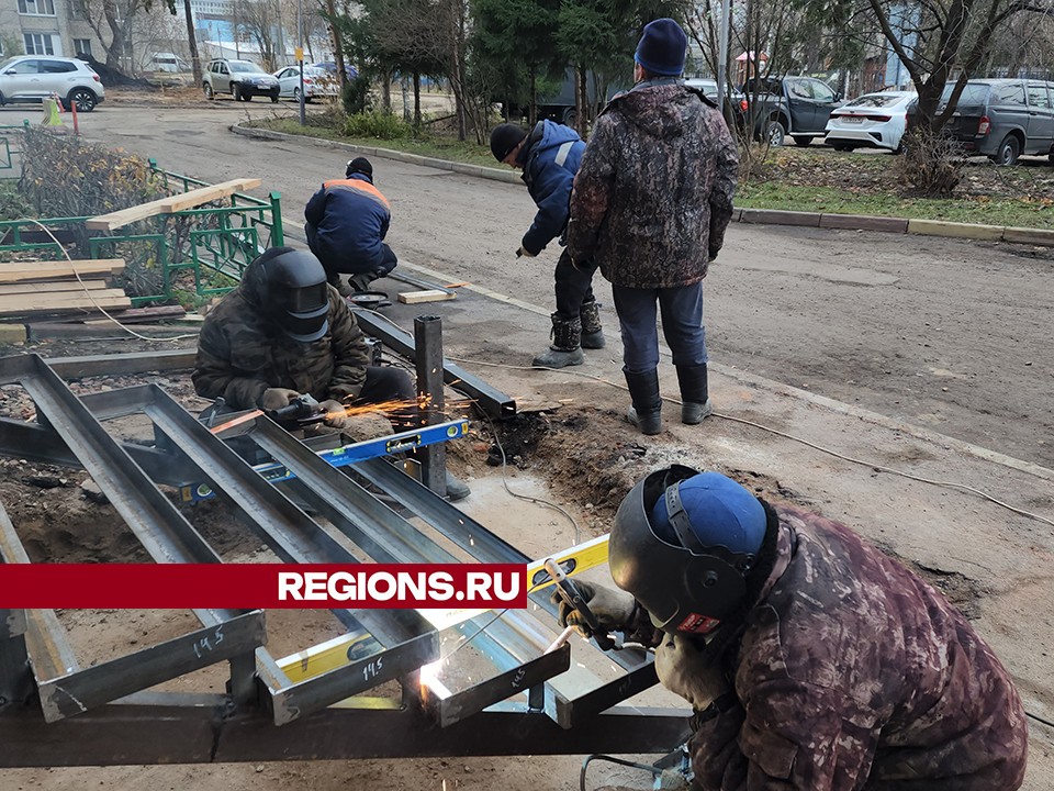 Современные лестницы и длинные козырьки сделают в подъездах дома на Добролюбовском проезде