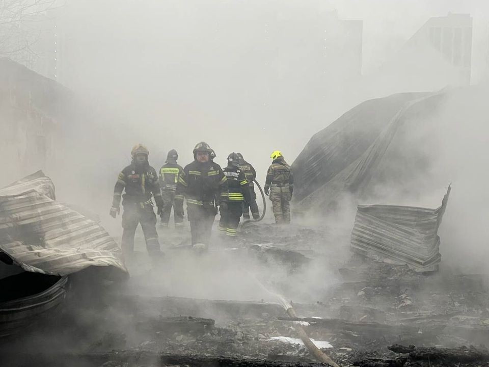 Сотрудники МЧС локализовали пожар на складах в Мисайлове