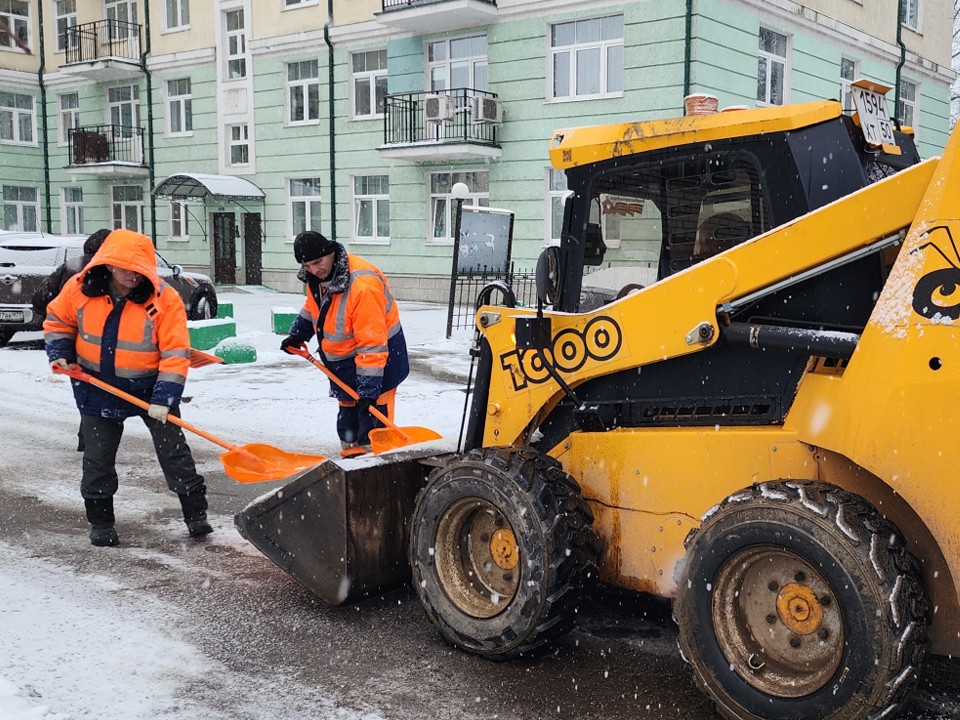 Дворы Подмосковья начали обрабатывать противогололедными средствами