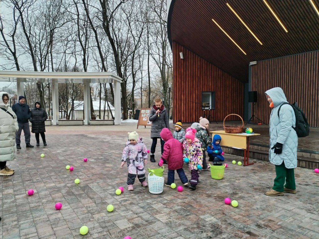 Концертом, играми и викторинами отметили День матери в парках Подольска