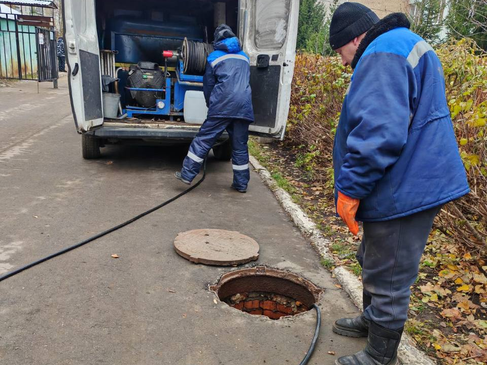 Спецбригада промывает коллекторы в Чехове на улицах Гагарина и Московской