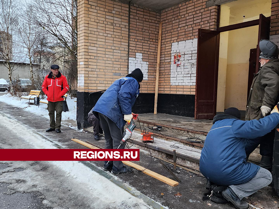 Коммунальные службы отремонтировали ступени на входе в многоэтажку на улице Ленина