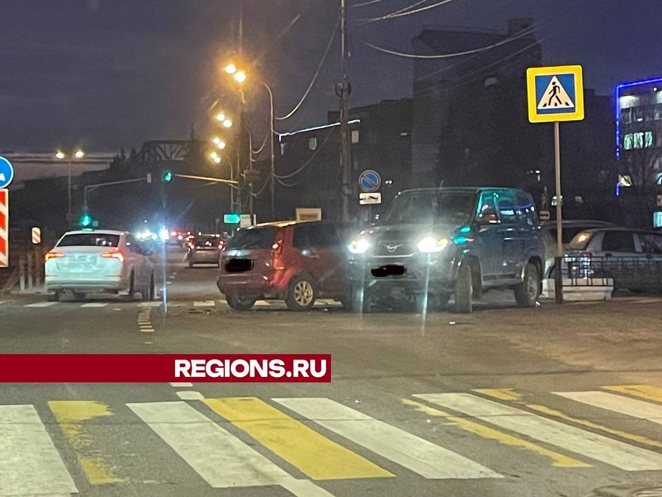 На светофоре у ЦАГИ столкнулись два легковых автомобиля