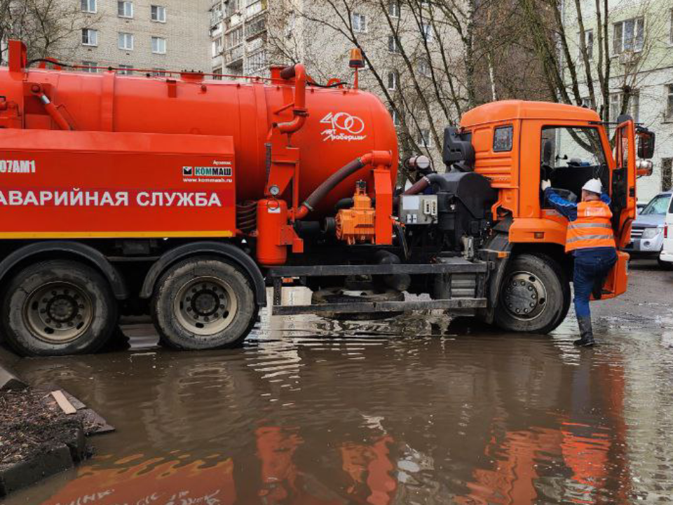 Коммунальщики откачали воду из гаражей и подвалов на улице Керамической в Дедовске