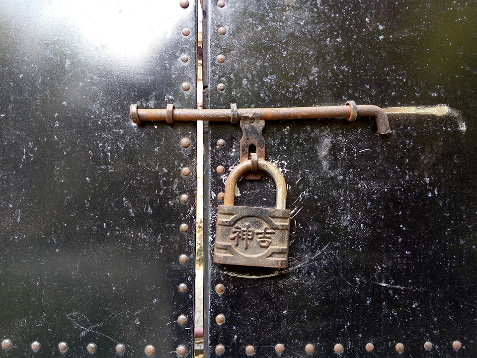 Житель Королева «застрял» у закрытых ворот Центрального парка