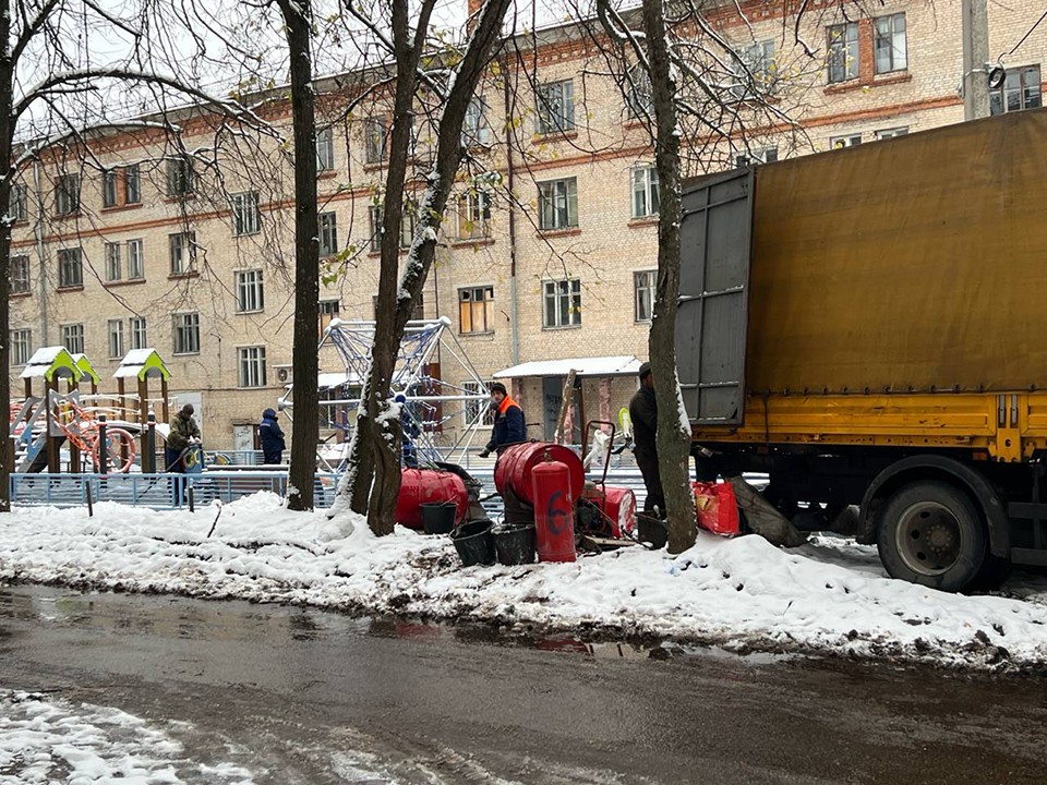 Уложенное в снег покрытие на детских площадках переделают в случае выявления дефектов