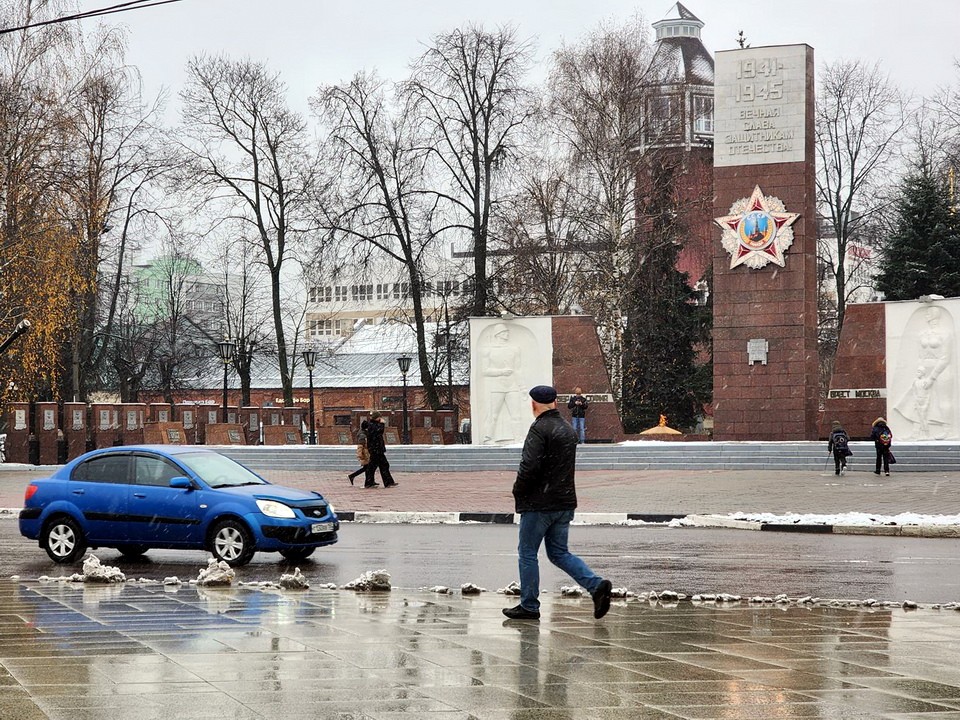 Водители и пешеходы не могут найти снег на дорогах Ногинска